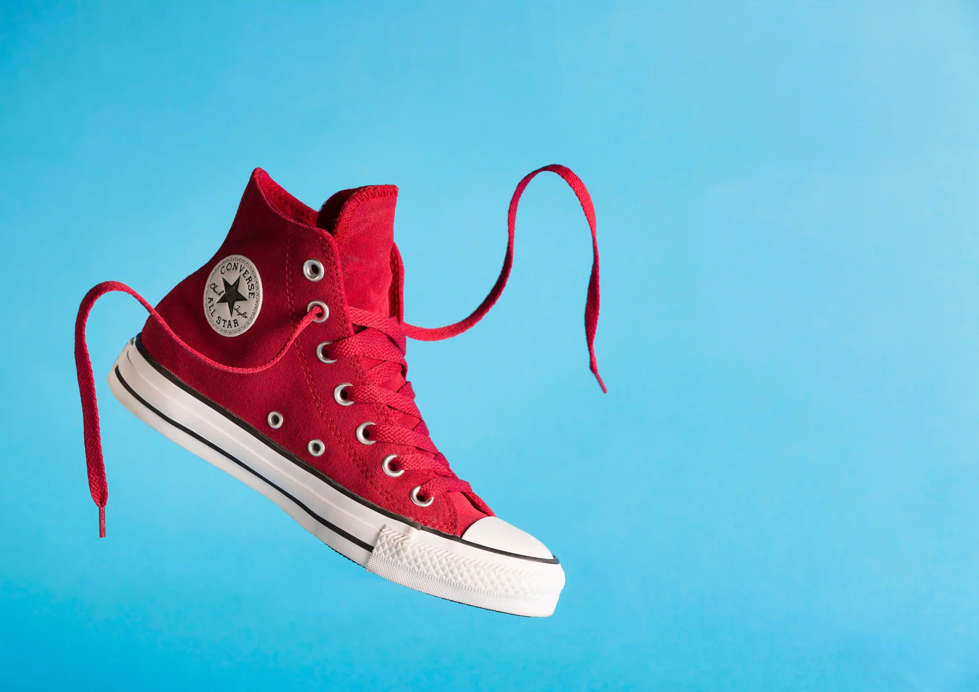 rosse-sneakers-con-piatti-rossi-lacci