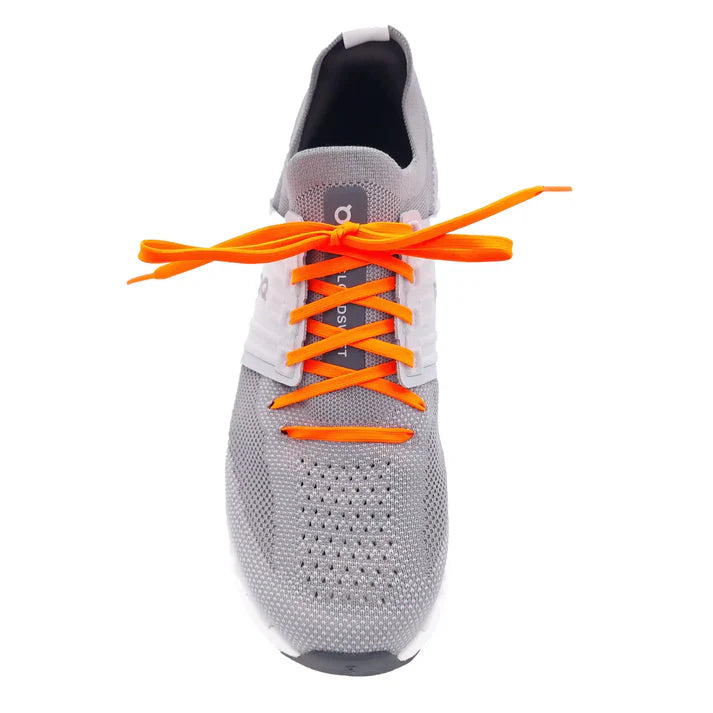 lacci-piatti-sottili-arancione-su-scarpe