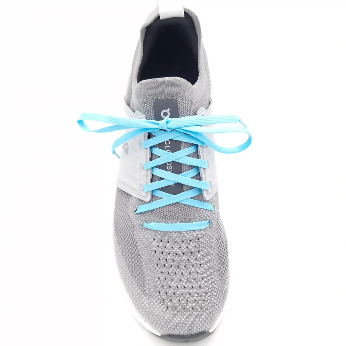 lacci-piatti-sottili-blu-chiaro-su-scarpe