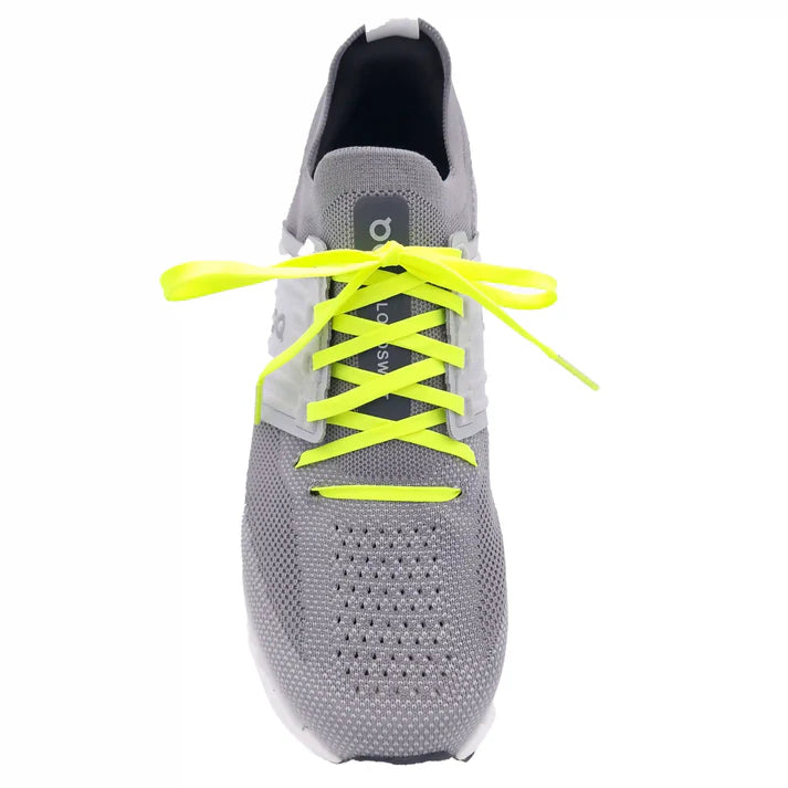 lacci-piatti-sottili-giallo-fluo-su-scarpe
